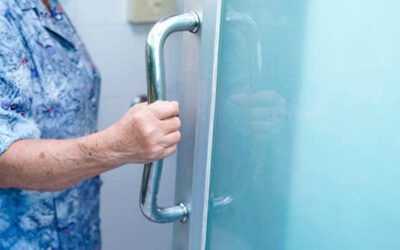 Cómo elegir mamparas de ducha para personas mayores