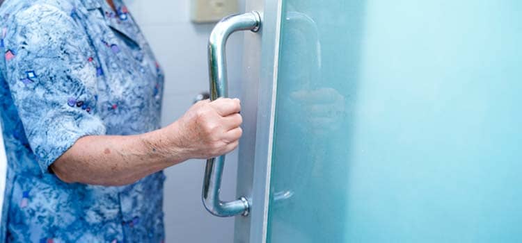 Cómo elegir mamparas de ducha para personas mayores